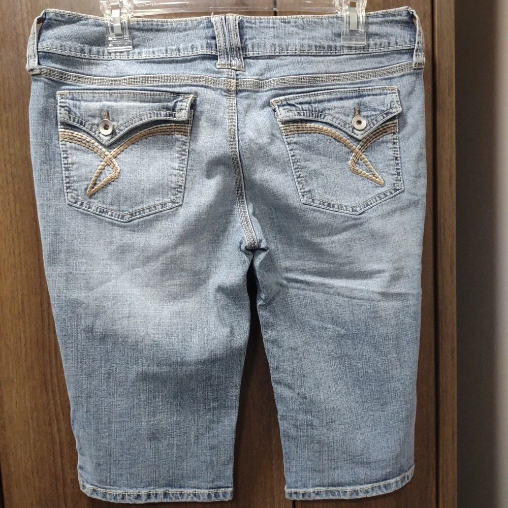 So Wear It Declare It Denim Shorts Capris Light Wash Embroidered Size 11‎